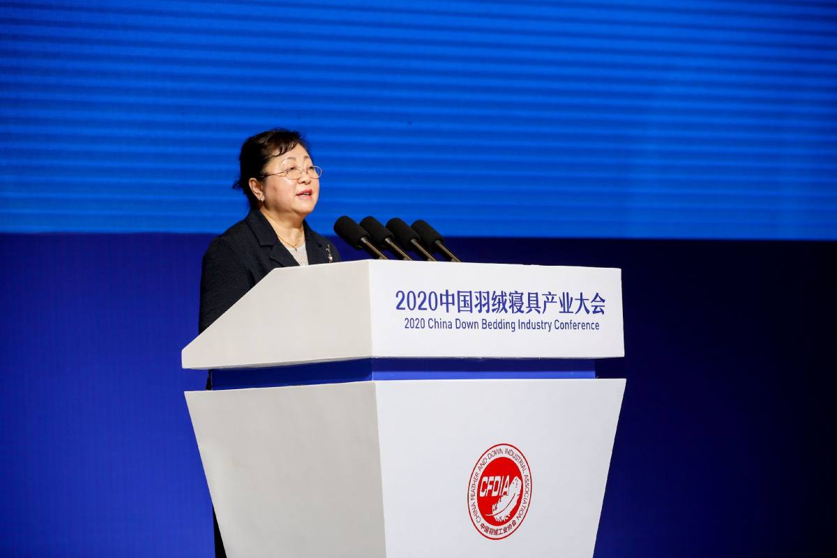国际羽绒羽毛局副主席、中国羽协理事长姚小蔓致辞。