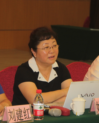 中羽协理事长姚小蔓在论坛上发言。