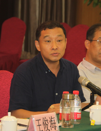 台前县县委组织部部长王天陆在论坛上发言。