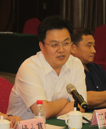 台前县县长王俊海在论坛上讲话。