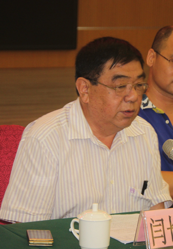 河南雪鸟实业有限公司董事长闫长在在论坛上发言。